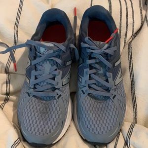 Men’s size 7 new balance tennis shoes